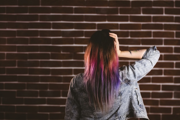 Achteraanzicht van vrouw met hand op het hoofd