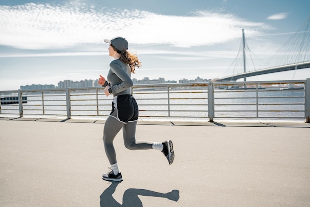 Foto achteraanzicht volledige hoogte fitness gezonde levensstijl snel joggen gedurende de dag sportkleding training