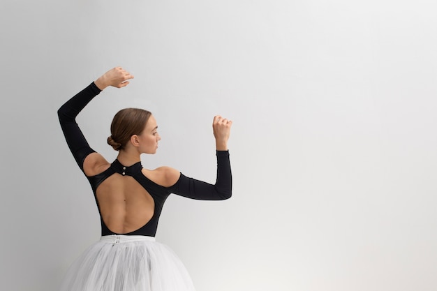 Foto achteraanzicht vrouw poseren in studio