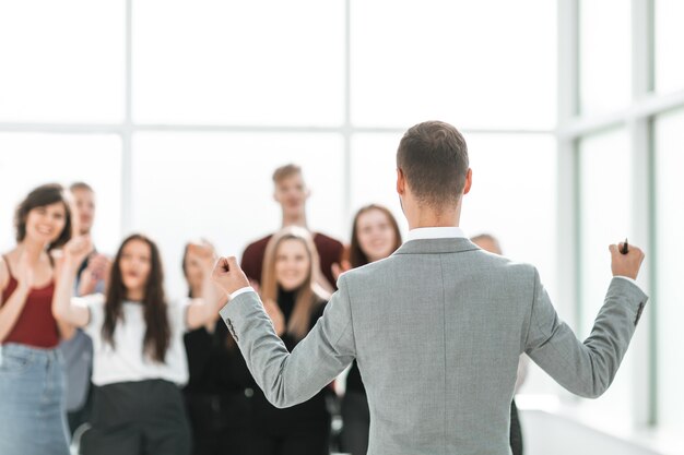 Achteraanzicht. zakenman kijken naar een groep diverse jonge mensen