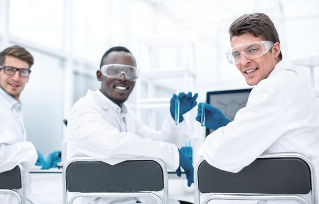 Foto achteraanzichteen groep wetenschappers bespreekt de resultaten van het experiment