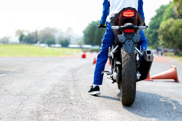 Achterbeeld van een straatfietsraceauto