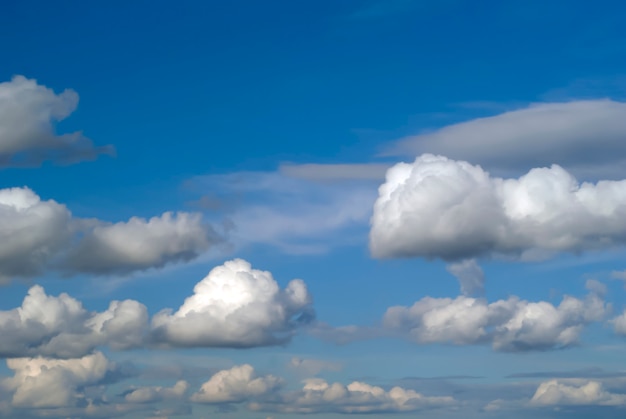 Foto achtergrond - blauwe lucht met regen cumulus wolken