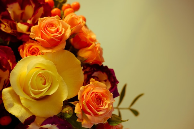 Achtergrond Boeket bloemen close-up op een witte achtergrond verlicht door geel zacht licht Witte en roze rozen blauwwitte eustoma Plaat voor tekst