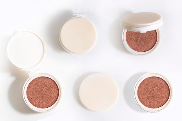 Achtergrond, cosmetische make-up fles lotion foundation primer kussen cc crème product met beauty fashion huidverzorging gezondheidszorg mockup