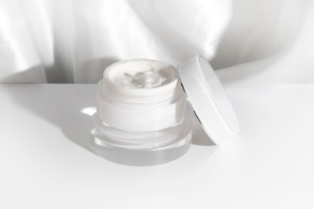 Achtergrond, cosmetische make-up fles lotion serum crème product met beauty fashion huidverzorging gezondheidszorg mockup
