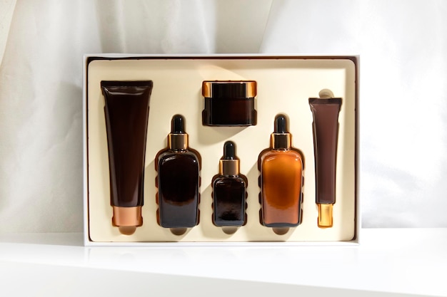 Achtergrond, cosmetische make-up fles lotion serum crème product met beauty fashion skincare gezondheidszorg mockup set collectie