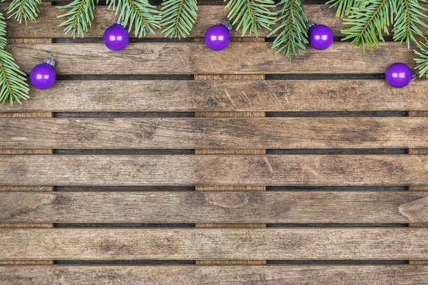 Achtergrond decoratie: kerstversiering op een houten achtergrond en kopie ruimte