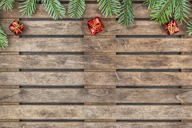 Achtergrond decoratie: kerstversiering op een houten achtergrond en kopie ruimte