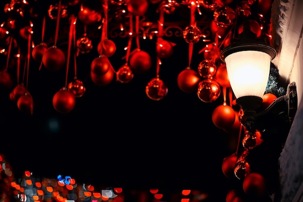 achtergrond decoratie rode kerstballen 's nachts buiten buitenshuis vakantie
