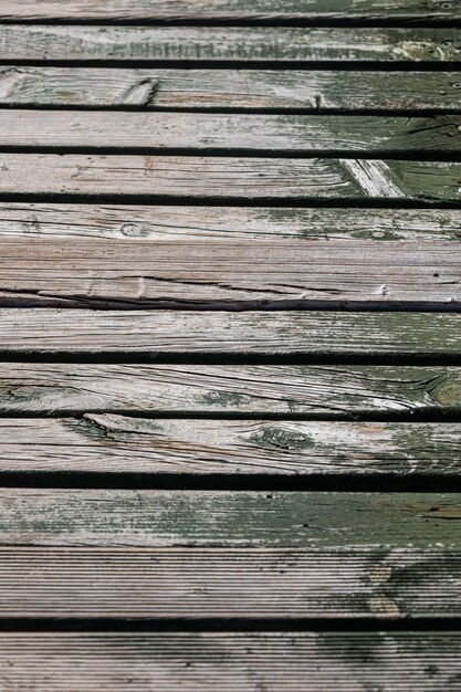 Achtergrond en textuur van decoratief oud hout gestreept op het muuroppervlak van een houten bar