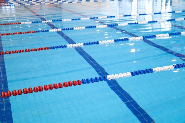 Achtergrond - fragment van het wedstrijdbad met blauw water en gemarkeerde zwembanen