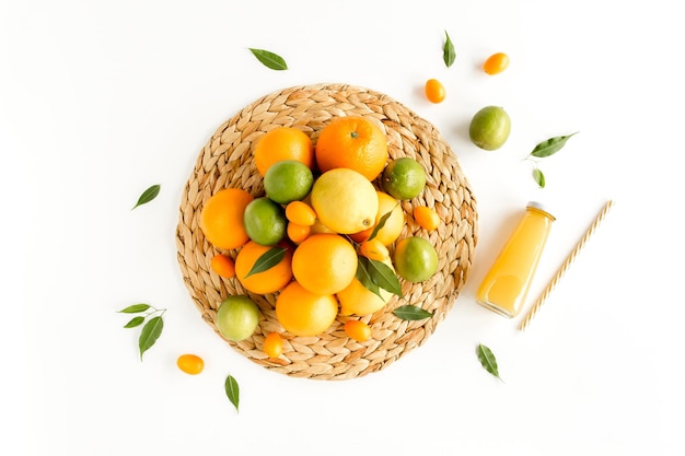 Achtergrond gemaakt van tropische zomervruchten, sinaasappel, limoen, limoen en sap op een witte achtergrond, voedseldrank