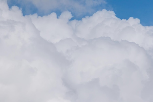 Achtergrond het landschap van grote witte wolken verweven in lagen