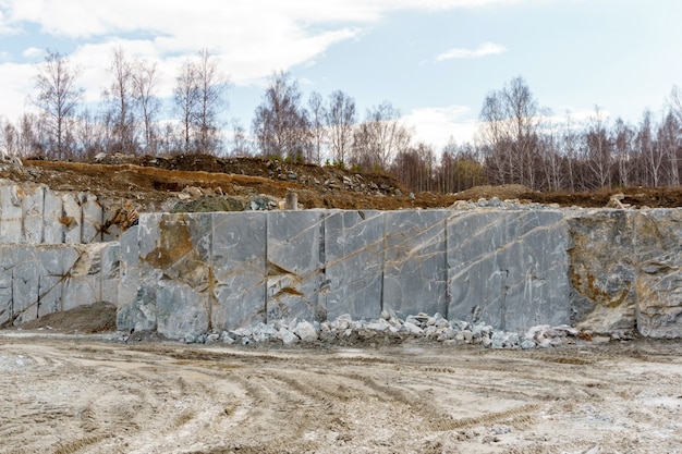 Achtergrond, landschap - een fragment van een steengroeve voor de winning van marmer