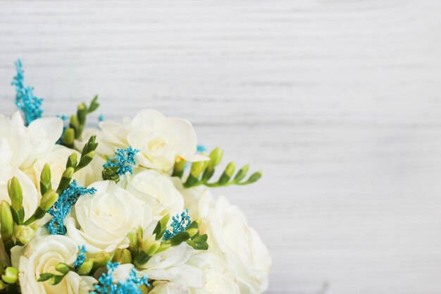 Achtergrond met een boeket bloemen op witte houten planken