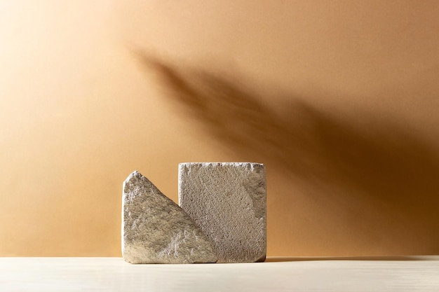 Achtergrond met geometrische vormen gemaakt van beton voor cosmetische producten Rechthoekige podia met schaduwen op een beige achtergrond Leeg model voor de presentatie van productverpakkingen