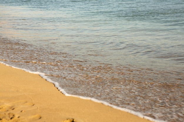 Achtergrond met gouden zand aan de kust van het eiland kreta.