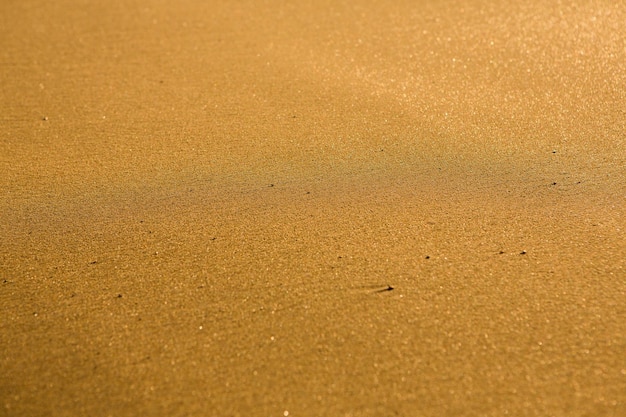 Achtergrond met gouden zand aan de kust van het eiland kreta.