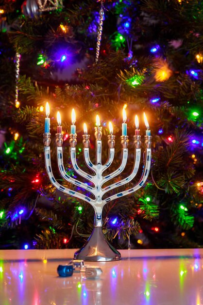 Foto achtergrond met hanukkah menorah en brandende kaarsen voor de joodse feestdag hanukkah
