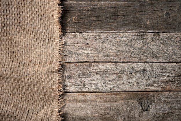 Achtergrond met oude houten planken bedekt met jute doek