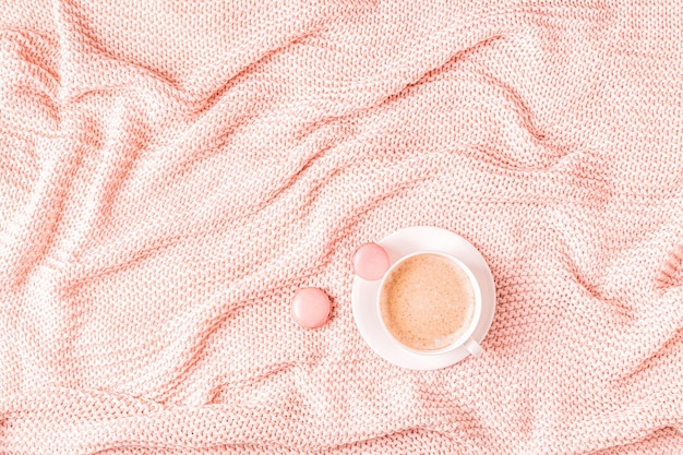 Achtergrond met roze plaid, koffie en bitterkoekjes