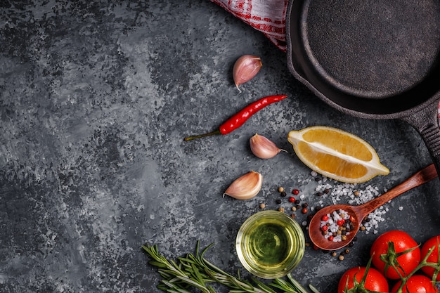 Achtergrond met specerijen, kruiden, olijfolie en pan voor het koken.