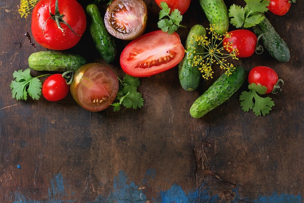 Achtergrond met tomaten en komkommers