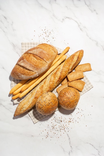 Achtergrond met verschillende soorten vers brood Bakkerijproducten Koken