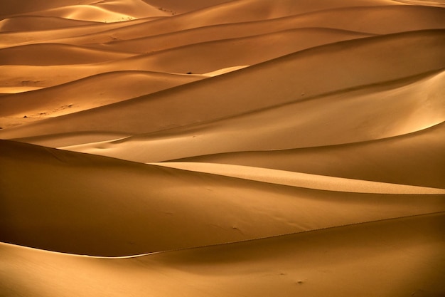 Achtergrond met zandduinen in de woestijn