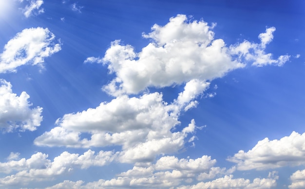 achtergrond met zonnige lucht met krullende wolken natuurlijke defocus achtergrond