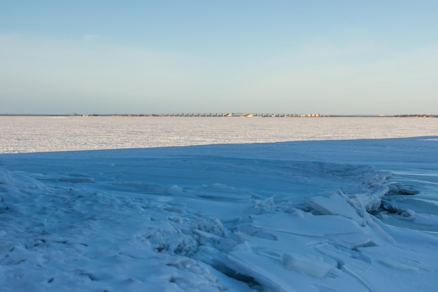 Achtergrond op de Golf van Finland in winterzicht van de brug