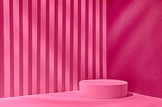 Achtergrond podium magenta trendkleur voor het tonen van het product in het interieur met zonlicht