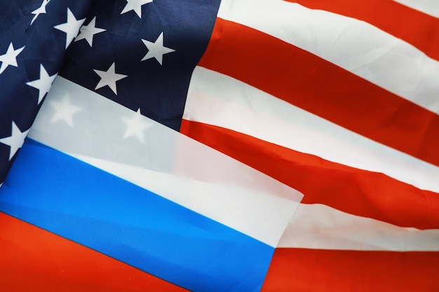 Achtergrond politiek Op de achtergrond zijn de Amerikaanse en Russische vlaggen Amerikaanse sancties tegen Rusland Verergering van diplomatieke betrekkingen