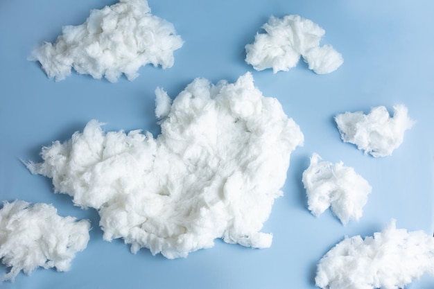 Foto achtergrond textuur van katoen wol wolken op een blauwe achtergrond voor een pasgeboren fotoshoot