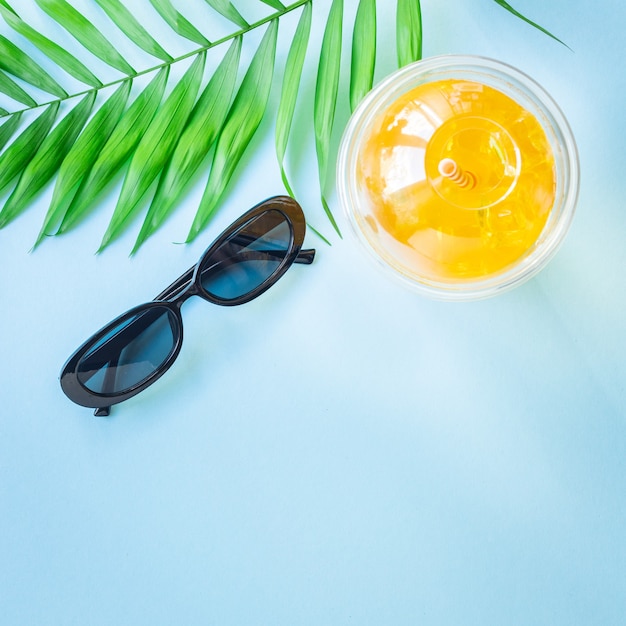 achtergrond tropisch blad palm limonade verfrissend koud ijs drinken stro hoed zonnebril zomervakantie