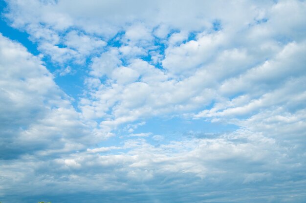 Achtergrond van bewolkte blauwe lucht met witte pluizige wolken