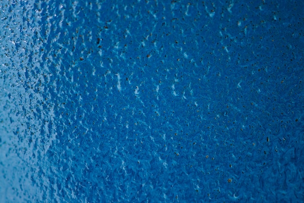 Achtergrond van blauw geweven metaaloppervlakteclose-up. IJzeroppervlak blauw geverfd.