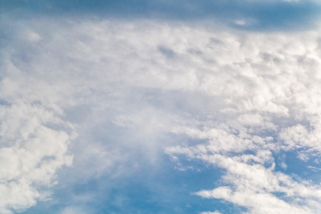 Foto achtergrond van blauwe hemel met blauwe wolk met uiterst kleine, grote wolken