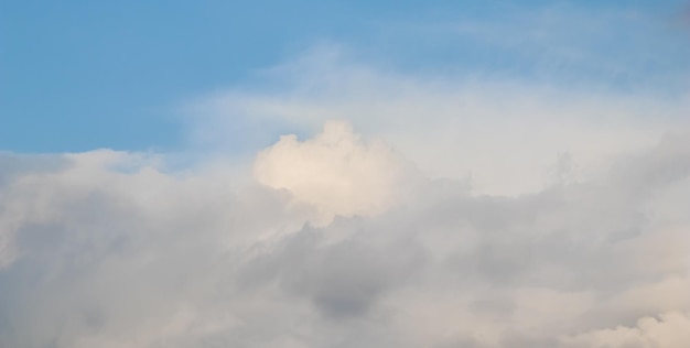 Achtergrond van blauwe hemel met pluizige witte wolken