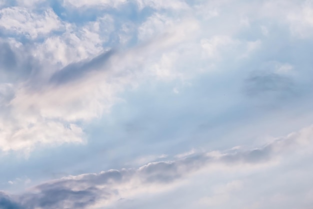 Achtergrond van blauwe hemel met pluizige witte wolken