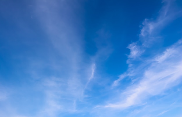 Achtergrond van blauwe lucht met wolken