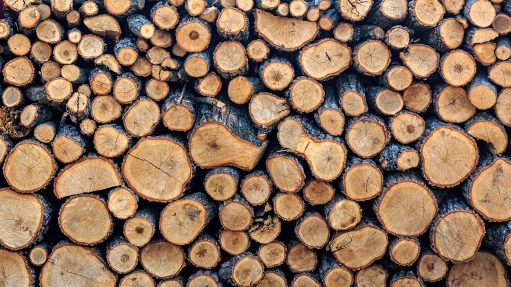 Foto achtergrond van brandhout geoogst voor het winterseizoen voor het verwarmen van een huis of bad en sauna
