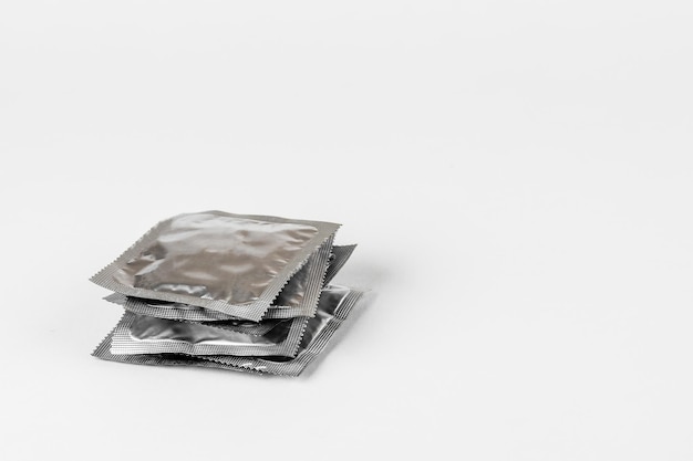 Achtergrond van condooms condooms op een witte achtergrond