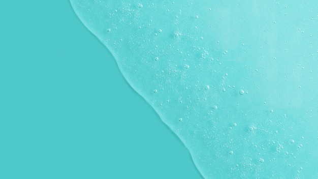 Achtergrond van cosmetische gel met bubbels die naar beneden druipen Pastelblauwe kleur