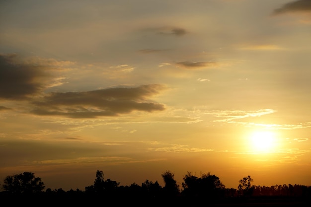 Achtergrond van de ondergaande zon in de avond