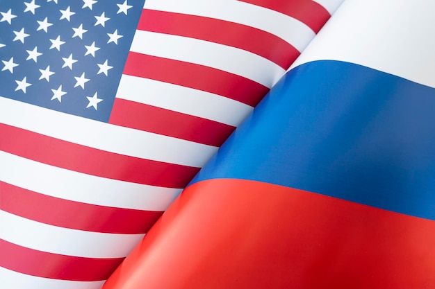 Achtergrond van de vlaggen van de VS en Rusland Het concept van interactie of tegenactie tussen twee landen Internationale betrekkingen politieke onderhandelingen Sportcompetitie
