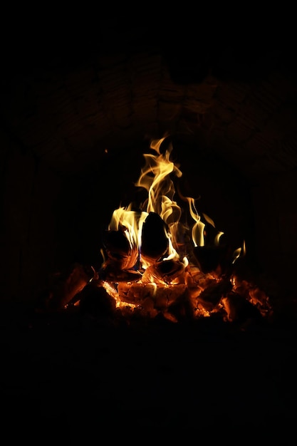 Achtergrond van de vlam in de oven Tongen van vuur in een bakstenen open haard Vuurtextuur