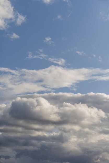 Achtergrond van donkere wolken voor een onweer.