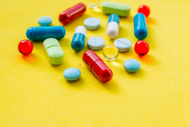 Achtergrond van een assortiment van kleurrijke medicijnen